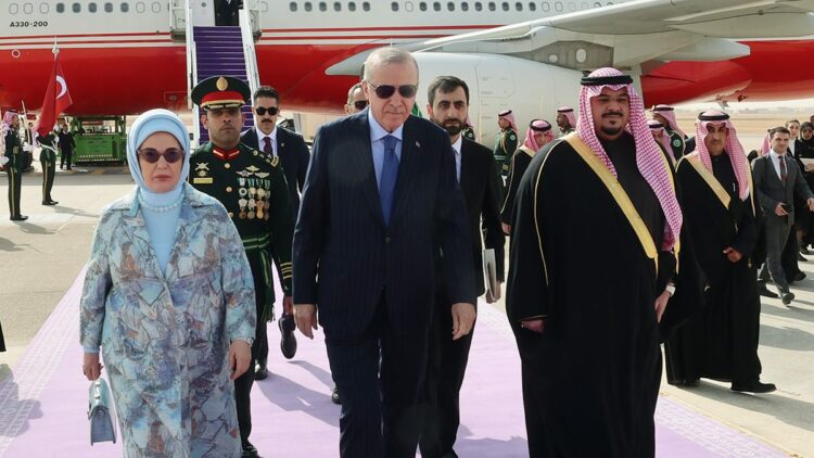 Cumhurbaşkanı Erdoğan Suudi Arabistan'da resmi törenle karşılandı