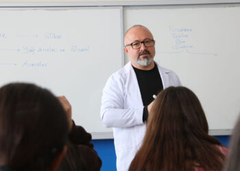 Biyoloji Öğretmeni Deniz Demirkazık 26 yıl sonra ilk görev yerine geri döndü