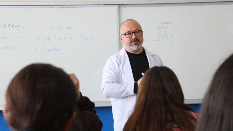 Biyoloji Öğretmeni Deniz Demirkazık 26 yıl sonra ilk görev yerine geri döndü