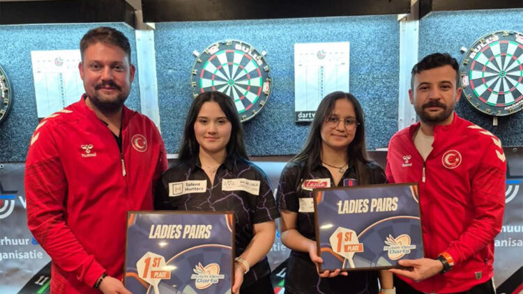 Milli dart sporcuları Türkiye'ye bir kez daha gurur yaşattı