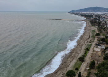 Derelerden akan çamurlu su Akdeniz'i kahverengiye bürüdü