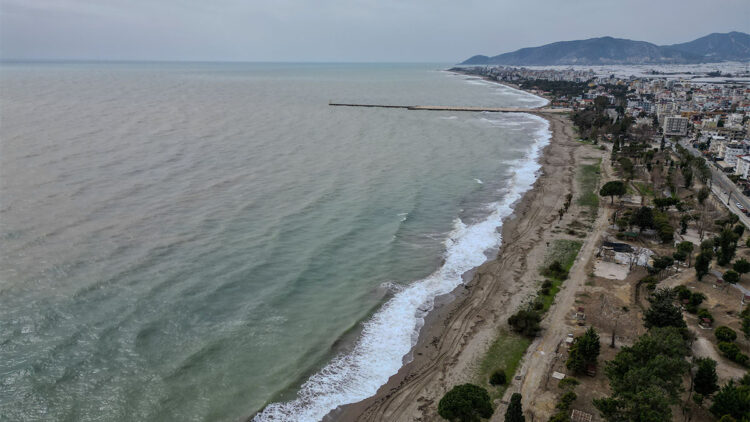 Derelerden akan çamurlu su Akdeniz'i kahverengiye bürüdü