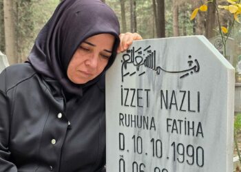 DHA muhabiri İzzet Nazlı, depremin 3'üncü yıl dönümünde mezarı başında anıldı