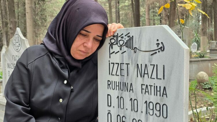 DHA muhabiri İzzet Nazlı, depremin 3'üncü yıl dönümünde mezarı başında anıldı