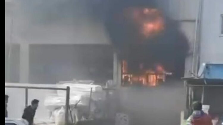 Dekoratif köpük üretimi yapılan atölyede yangın