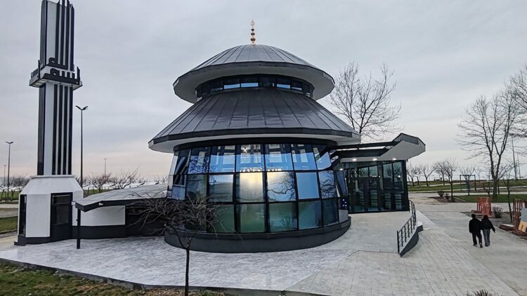 Denize nazır 'camlı cami' ilk teravihle açılıyor