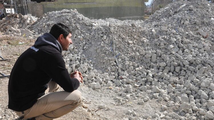 Depremde eşi ve oğlunu kaybeden baba, kızım hayata bağlandı