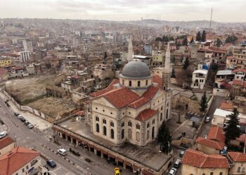 Depremde hasar alan Kurtuluş Camisi'nde onarım sonrası ilk ramazan