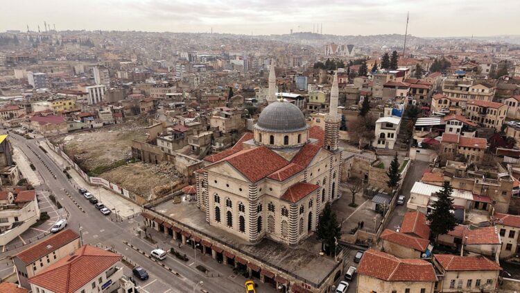 Depremde hasar alan Kurtuluş Camisi'nde onarım sonrası ilk ramazan