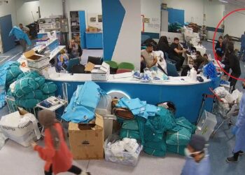 Depreme hastanede yakalanan doktorlar, sedyedeki hastayı bırakmadı