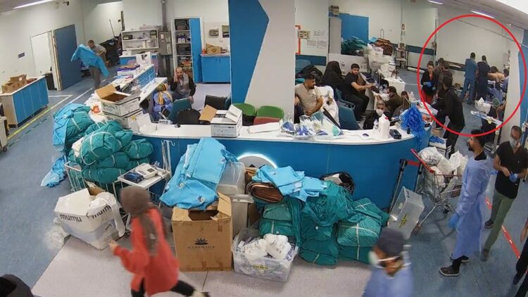 Depreme hastanede yakalanan doktorlar, sedyedeki hastayı bırakmadı