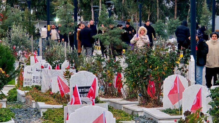 Depremin 3'üncü yıl dönümünde Hatay’da mezarlıklarda hüzün