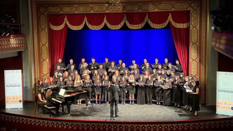 Devlet Çoksesli Korosu'nun koro şeflerine yönelik eğitimi tamalandı