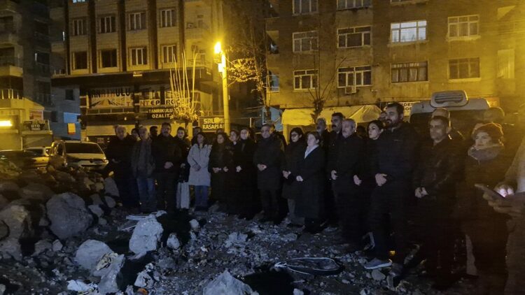 Diyarbakır'da depremde yaşamını yitirenler anıldı
