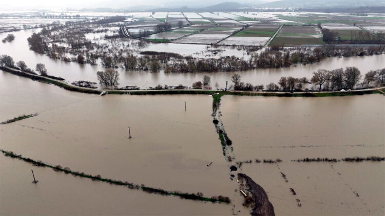 Debisi artan Tunca'da 'kırmızı', Meriç'te 'turuncu alarm' verildi
