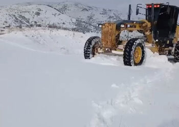 Elazığ'da kar yağdı; 115 köy yolu ulaşıma kapandı