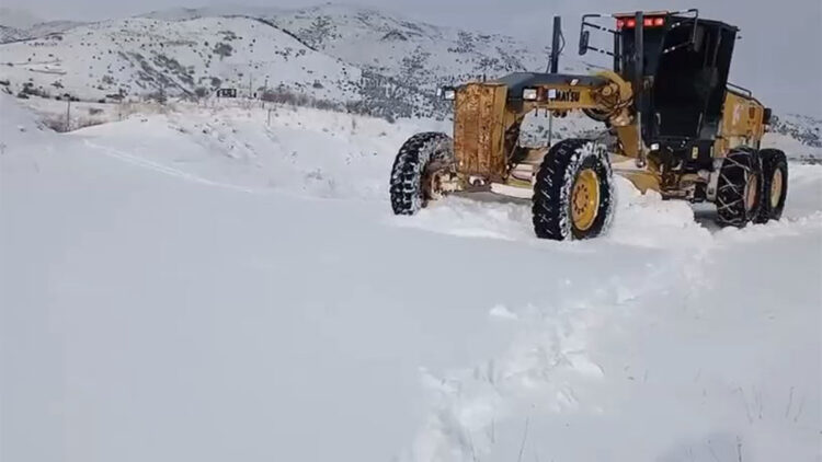 Elazığ'da kar yağdı; 115 köy yolu ulaşıma kapandı