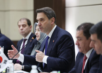 Alparslan Bayraktar Seul'de yuvarlak masa toplantısına katıldı