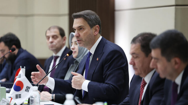 Alparslan Bayraktar Seul'de yuvarlak masa toplantısına katıldı