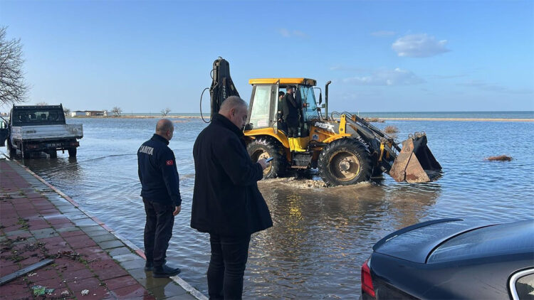 Enez'de fırtına nedeniyle deniz taştı