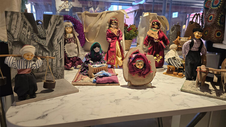 Enkazdan çıkarılan bez bebeklerini anı olarak saklıyor