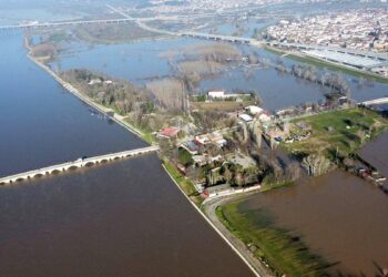 Edirne'de nehirlerin debileri arttı, köprüler trafiğe kapatıldı