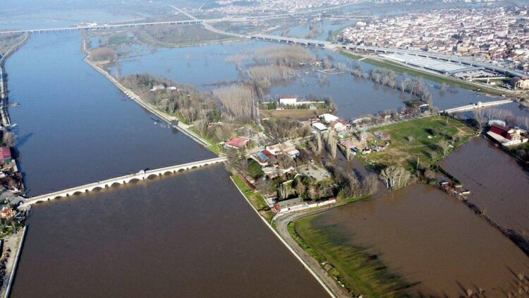 Edirne'de nehirlerin debileri arttı, köprüler trafiğe kapatıldı