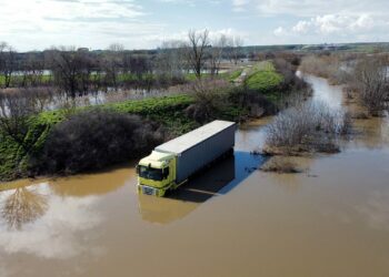 Edirne'de nehirlerin debileri düşüşe geçti: 3 gün mahsur kalan TIR şoförü kurtarıldı
