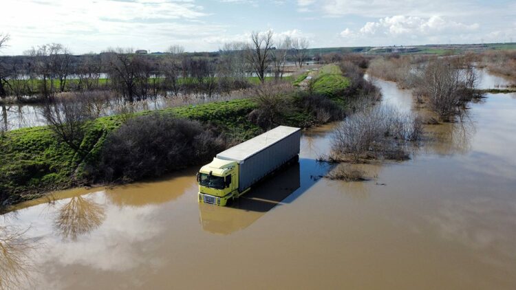 Edirne'de nehirlerin debileri düşüşe geçti: 3 gün mahsur kalan TIR şoförü kurtarıldı