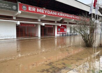 Edirne'de nehirlerin debisi arttı, 'turuncu alarm' verildi; Sarayiçi'ni su bastı