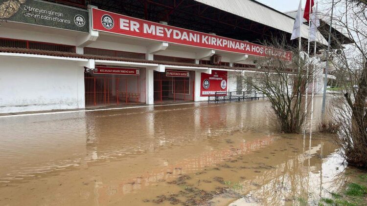 Edirne'de nehirlerin debisi arttı, 'turuncu alarm' verildi; Sarayiçi'ni su bastı