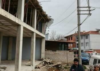 Elektrik akımına kapılan işçi, inşaatın 2'nci katından düşüp yaralandı