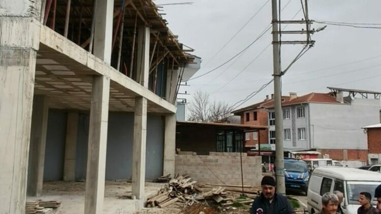 Elektrik akımına kapılan işçi, inşaatın 2'nci katından düşüp yaralandı