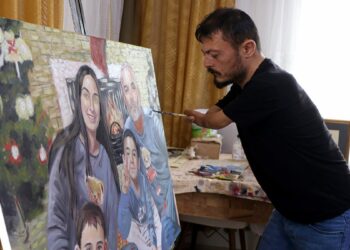 Elleri olmayan ressam, 'Sevgililer Günü' için aldığı siparişleri hazırlıyor