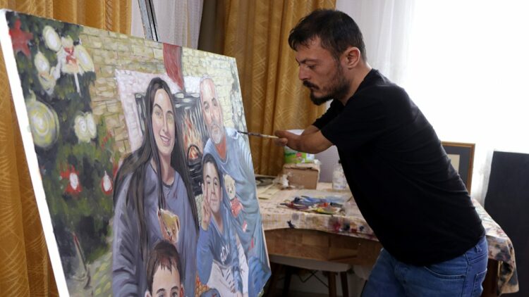 Elleri olmayan ressam, 'Sevgililer Günü' için aldığı siparişleri hazırlıyor