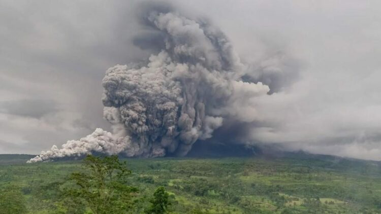 Endonezya'daki Semeru Yanardağı'nda 5 kez patlama meydana geldi