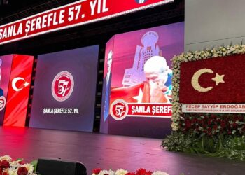 Erdoğan'dan Bahçeli'ye Türk bayrağı motifli tebrik çiçeği