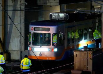 Esenler'de metro raydan çıktı; yolcular tahliye edildi