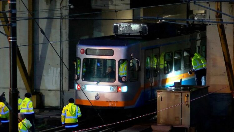 Esenler'de metro raydan çıktı; yolcular tahliye edildi 