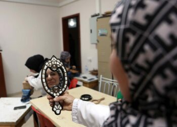 Eşinden öğrendiği sedef kakma sanatında usta öğreticisi oldu