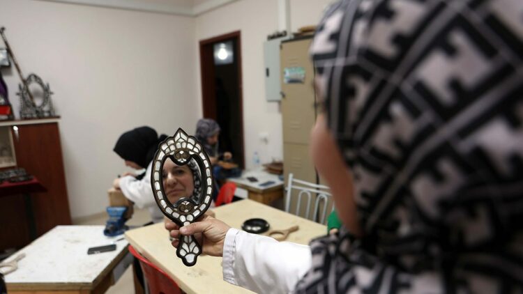 Eşinden öğrendiği sedef kakma sanatında usta öğreticisi oldu