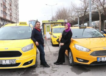 Eşine destek olmak için 10 yıldır taksicilik yapıyor