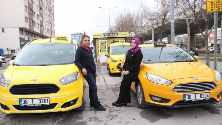 Eşine destek olmak için 10 yıldır taksicilik yapıyor