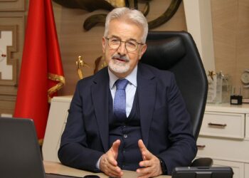 Eski belediye başkanı hakkında 'pasta kutusunda rüşvet' iddiası