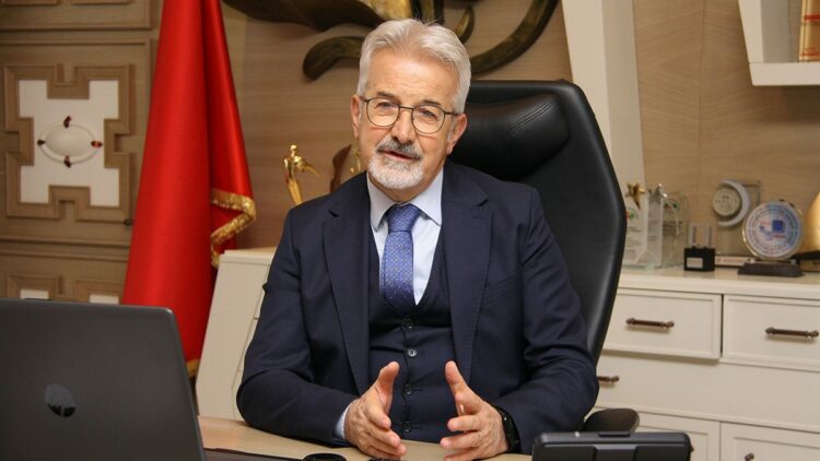 Eski belediye başkanı hakkında 'pasta kutusunda rüşvet' iddiası