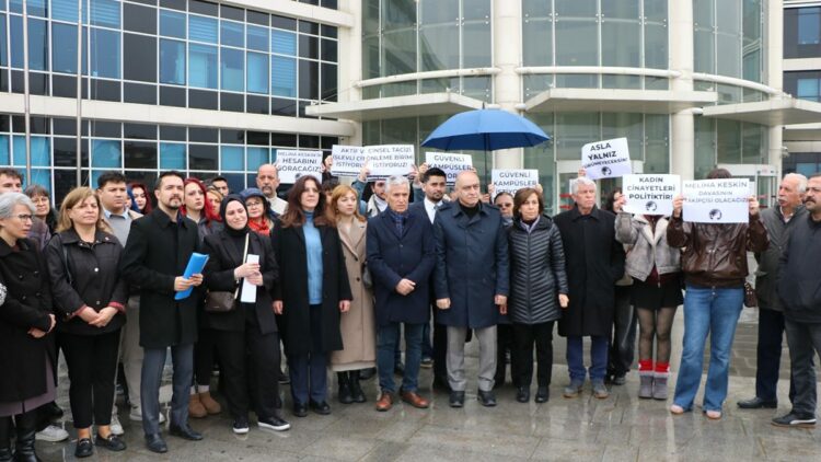 Eski eşinin öldürdüğü Meliha için adliye önünde açıklama