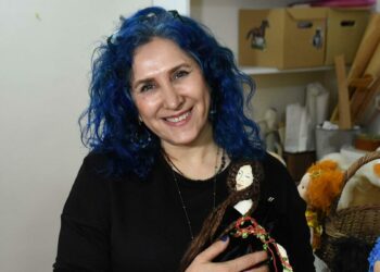 Evlat hasretini bez bebeklerle dindirdi