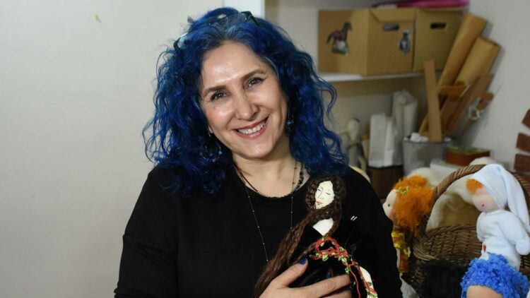 Evlat hasretini bez bebeklerle dindirdi