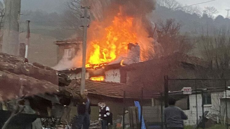 Evlerinde yangın çıkan çift öldü