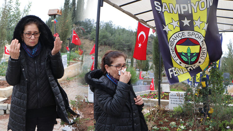 Fenerbahçe bayrakları asılan mezarlıkta ağabeyi için gözyaşı döktü